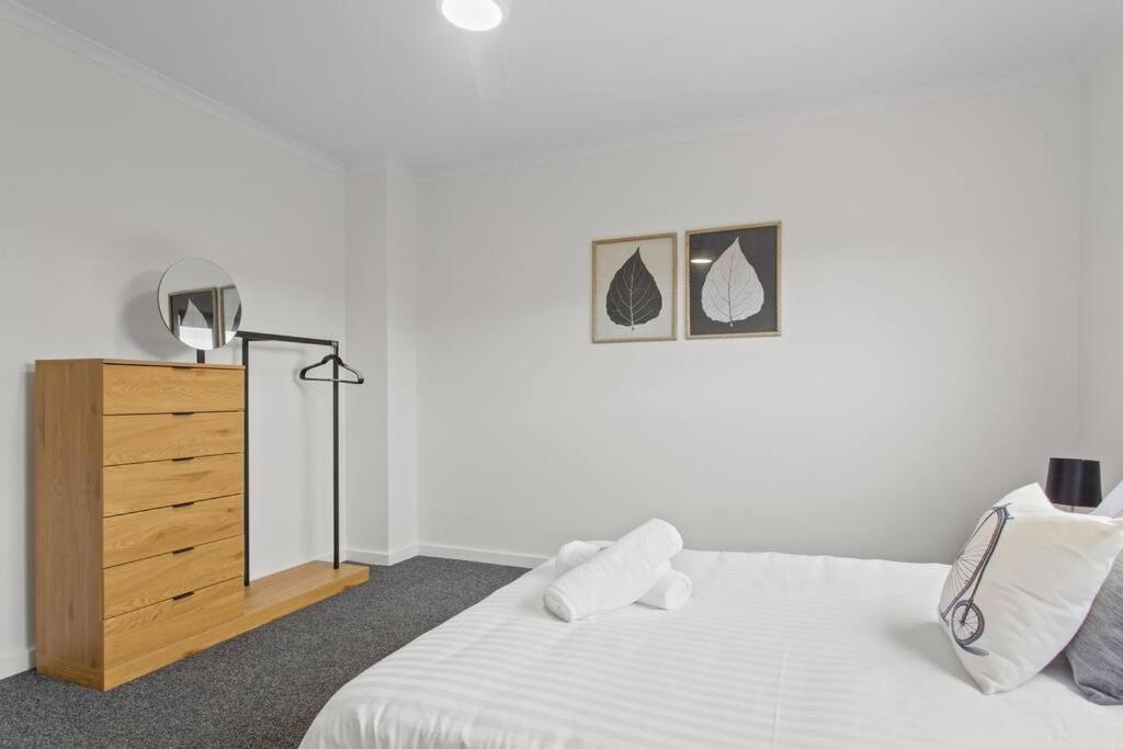 Waterfront Townhouse - Picturesque Marina Views Leilighet Port Lincoln Eksteriør bilde